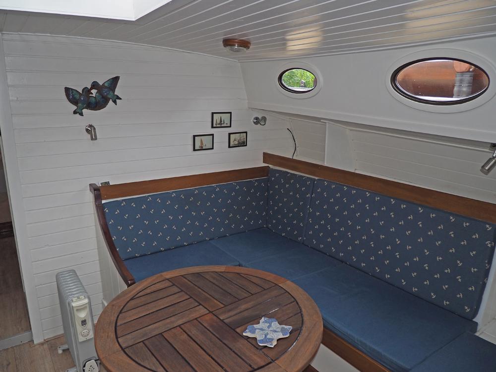 Saloon, Accommodation